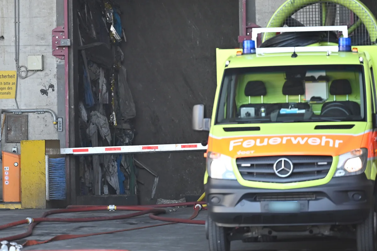 Das Industriegebiet von Hinwil roch streng nach verbranntem Abfall. Man sieht einen Brand.